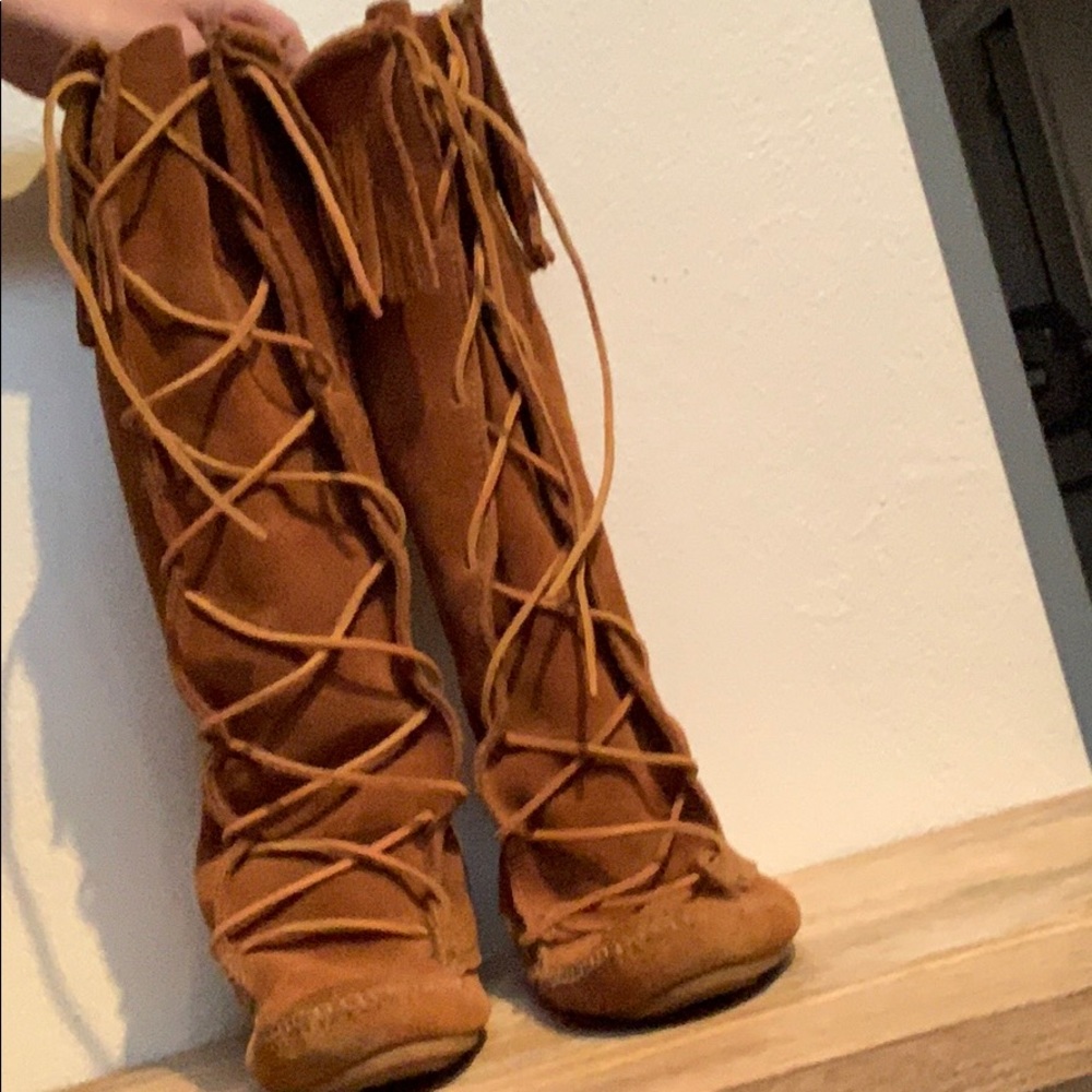 Minnetonka suede fringe boot